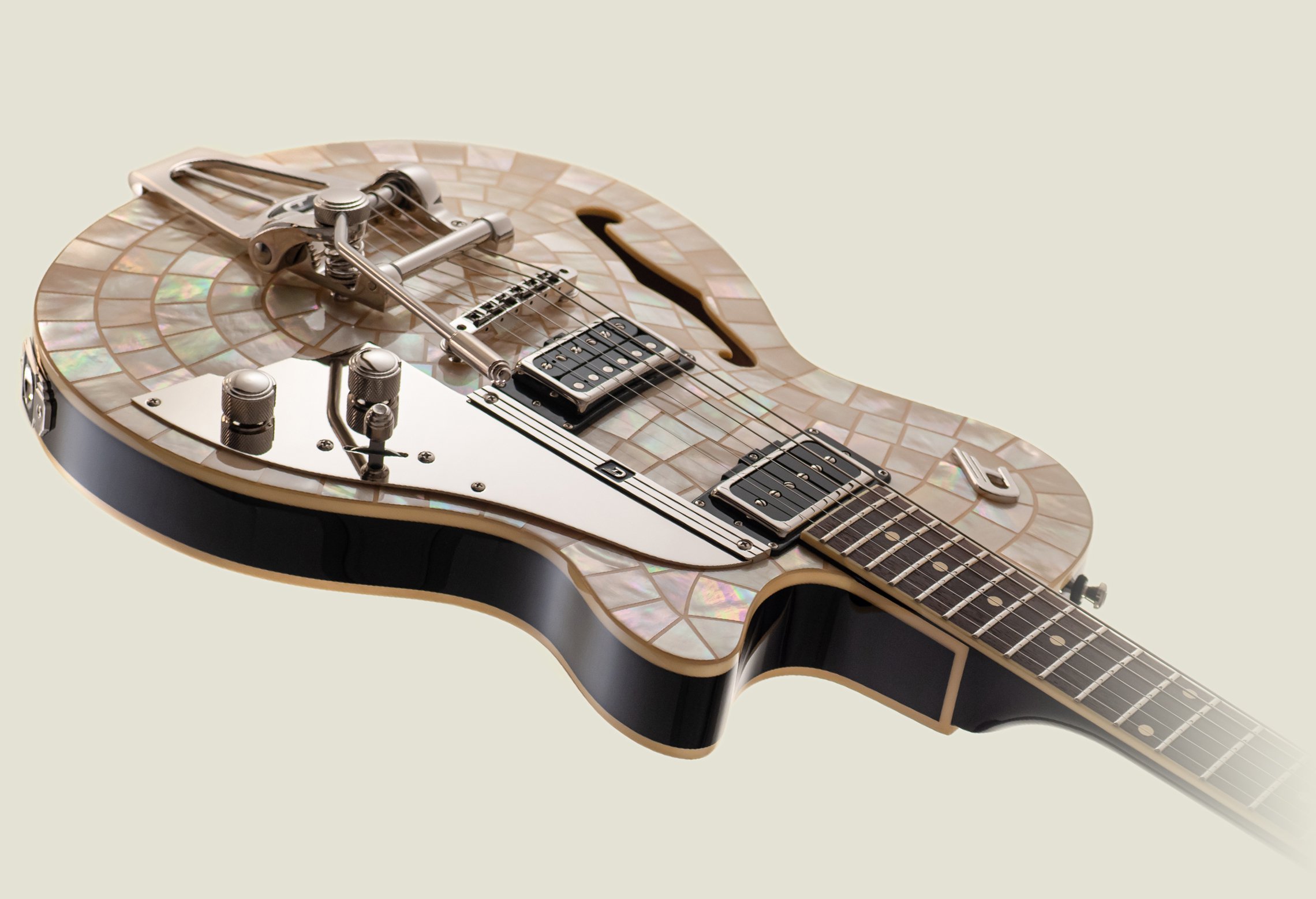 DTV-LAYOUT-10.jpg Angled view of the Duesenberg Starplayer TV Ice Pearl